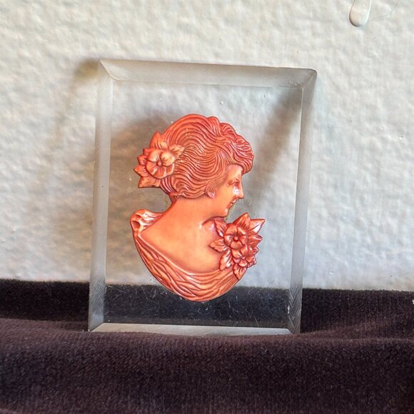 cameo in Lucite frame lapel pin - Picture 5 of 6